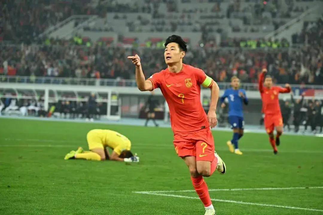 国足东亚杯首开记录，1-0小胜香港队逃离垫底，滑跪庆祝