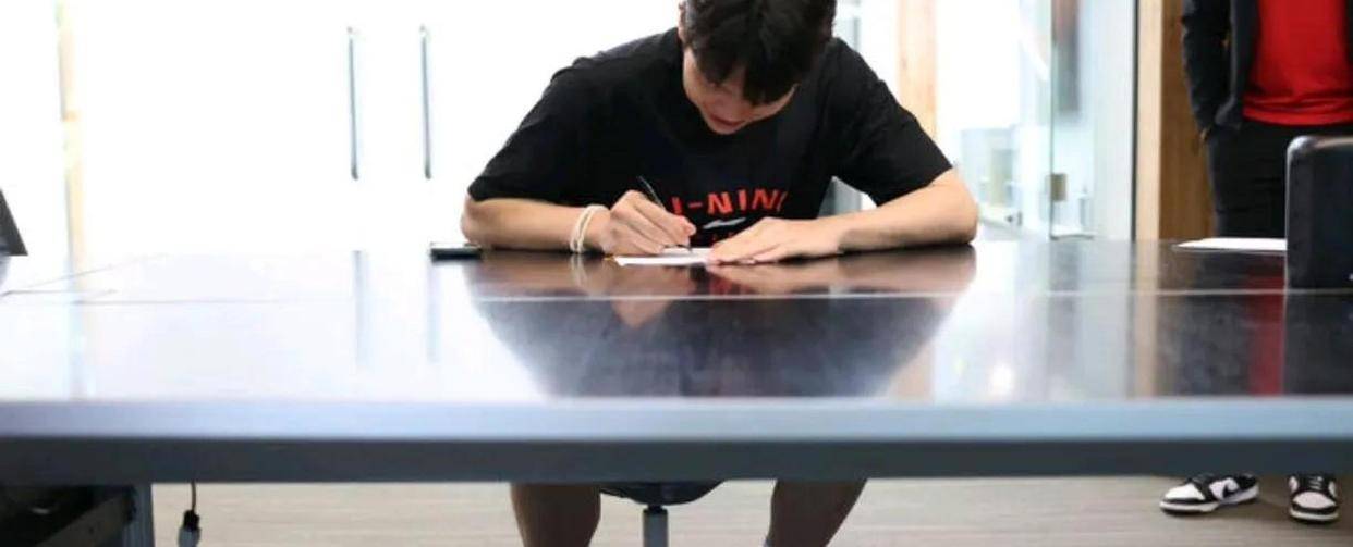 开云体育入口-杨瀚森被选中全程直拍：被通知穿上外套一脸惊讶，随后上台戴上选秀帽的简单介绍