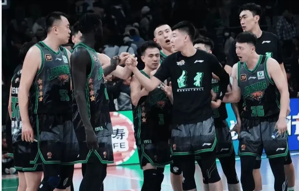 开云体育入口-篮球公园城主场告捷，全队壮大霸气扫敌