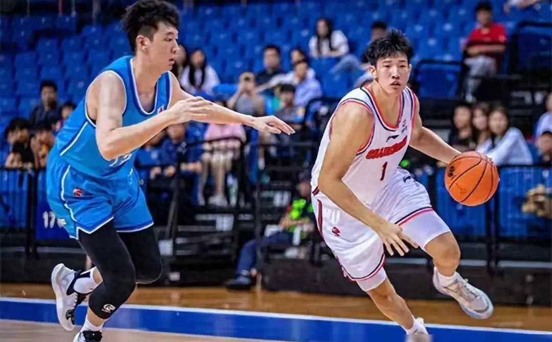 广东宏远队的外援球员在比赛中发挥出色
